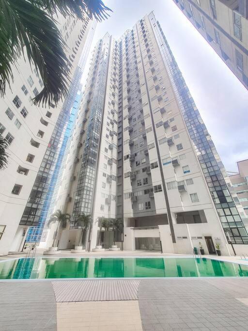 Bgc Taguig Cozy 2 Bedroom Loft, With Stunning Bgc Skyline View! มะนิลา ภายนอก รูปภาพ