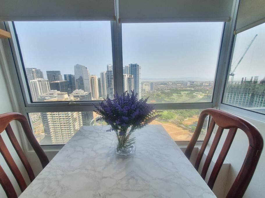 Bgc Taguig Cozy 2 Bedroom Loft, With Stunning Bgc Skyline View! มะนิลา ภายนอก รูปภาพ